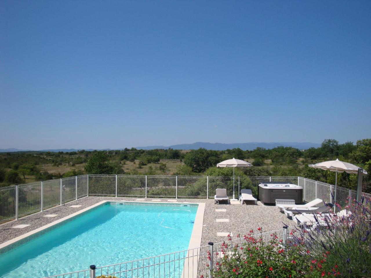 Les Villas De Perret Joyeuse Exterior photo
