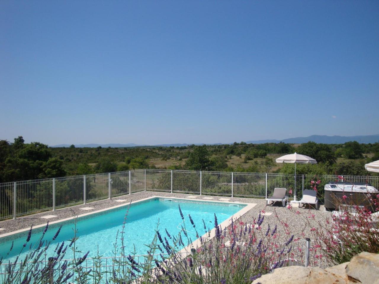 Les Villas De Perret Joyeuse Exterior photo
